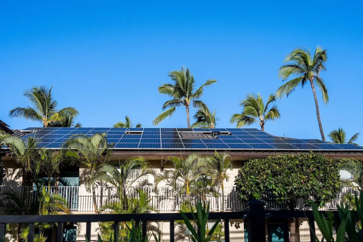 Installation de panneaux photovoltaïques à Saint-Leu par Solar Service — côte Ouest La Réunion