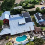 Vue aérienne d'une villa avec piscine et panneaux solaires full black installés par Solar Service à La Réunion