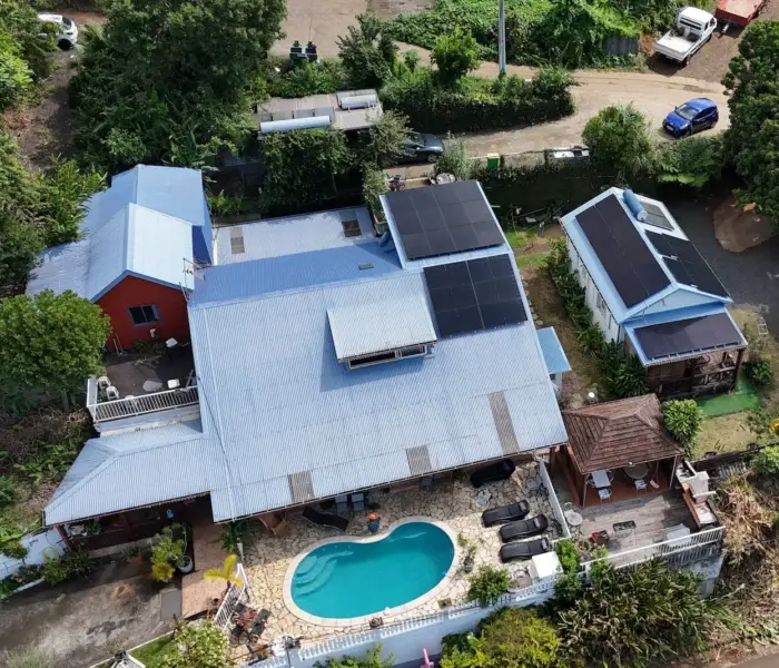 Vue aérienne d'une villa avec piscine et panneaux solaires full black installés par Solar Service à La Réunion