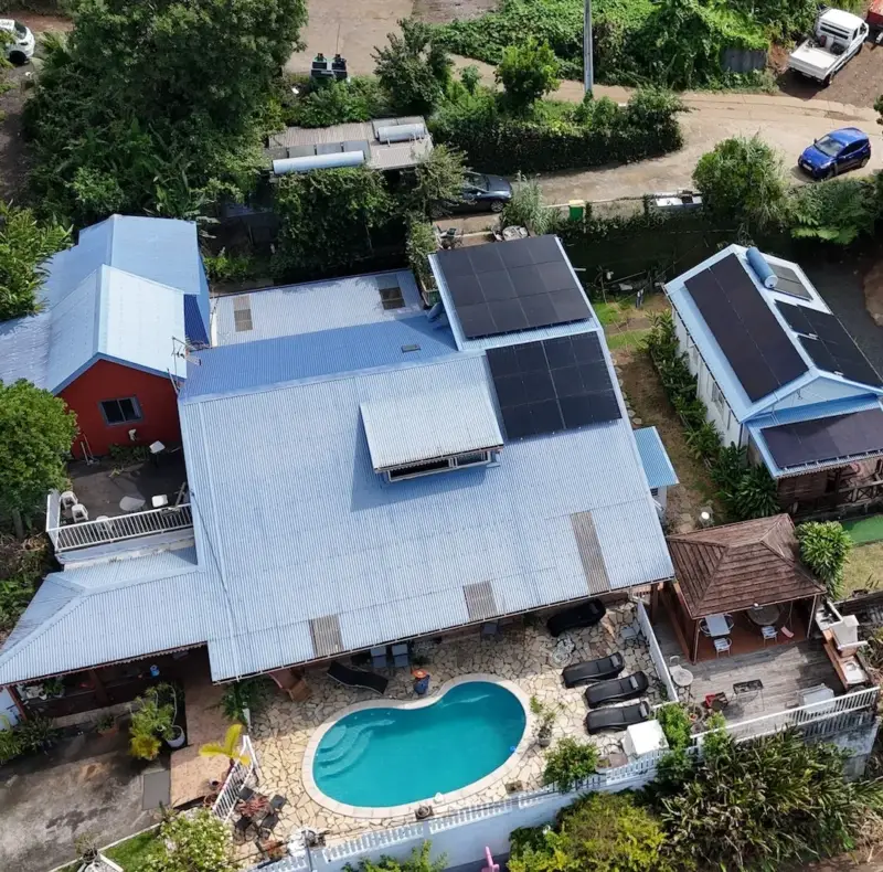 Vue aérienne d'une villa avec piscine et panneaux solaires full black installés par Solar Service à La Réunion