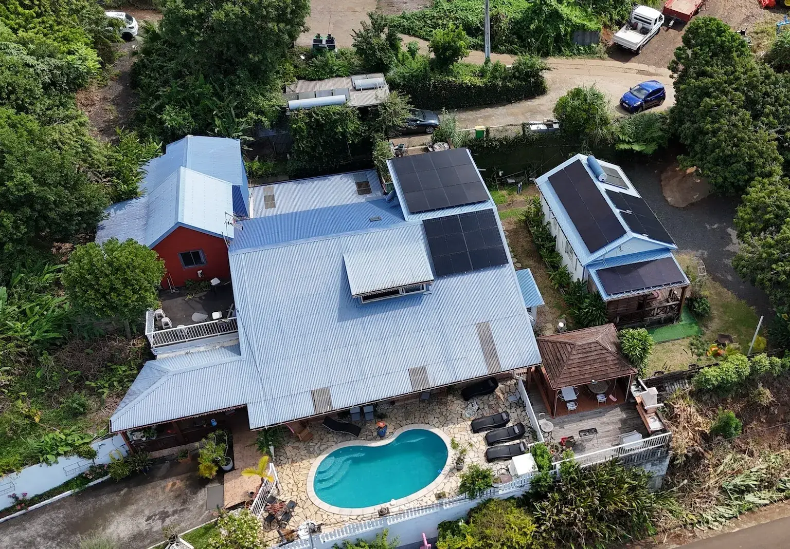Vue aérienne d'une villa avec piscine et panneaux solaires full black installés par Solar Service à La Réunion