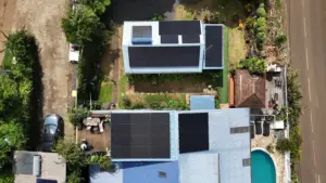 Vue zénithale de panneaux solaires full black couvrant la toiture d'une villa avec piscine à La Réunion par Solar Service