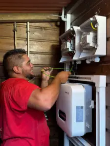 Technicien certifié RGE de Solar Service en train de câbler et diagnostiquer un onduleur Sofar lors d'une intervention de dépannage photovoltaïque à La Réunion 974
