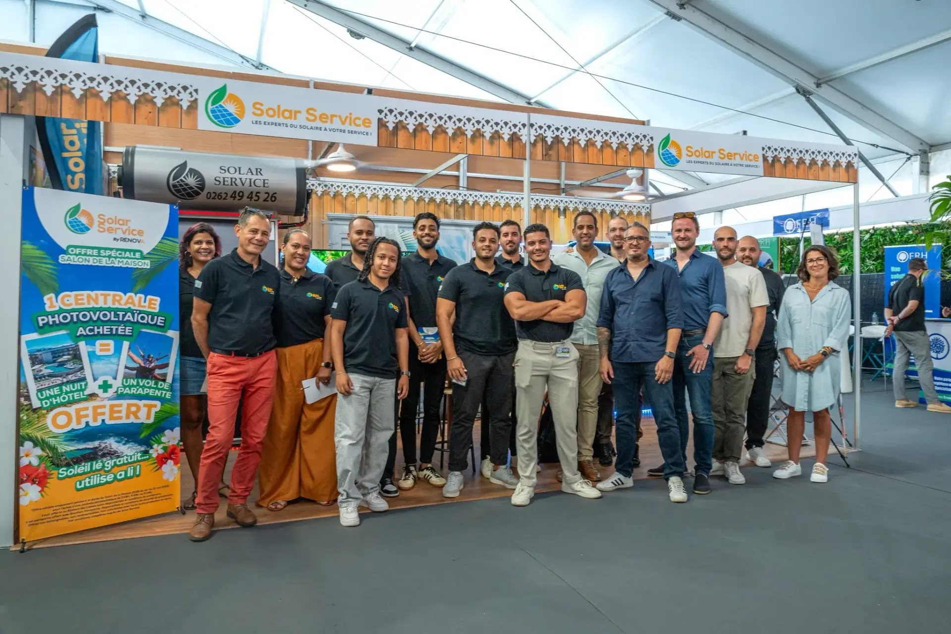 Équipe Solar Service réunie au stand du Salon de la Maison 2026, experts en installation photovoltaïque à La Réunion