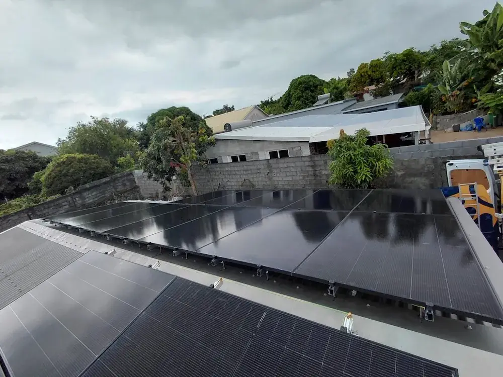 Installation photovoltaïque intacte sur une toiture réunionnaise après le passage d'un cyclone