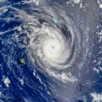 Cyclone approchant La Réunion, enjeu de résistance des panneaux solaires au vent