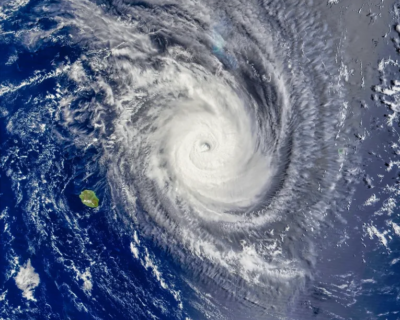 Cyclone approchant La Réunion, enjeu de résistance des panneaux solaires au vent