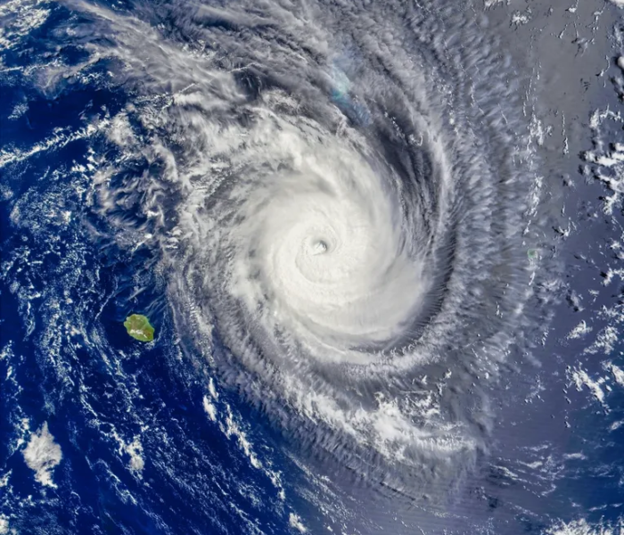 Cyclone approchant La Réunion, enjeu de résistance des panneaux solaires au vent