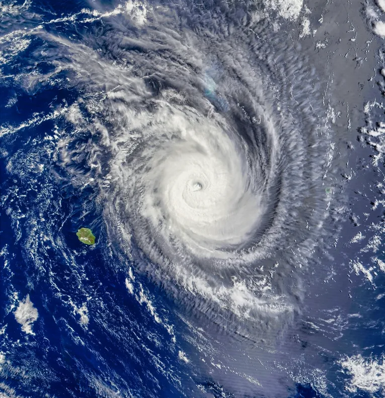 Cyclone approchant La Réunion, enjeu de résistance des panneaux solaires au vent