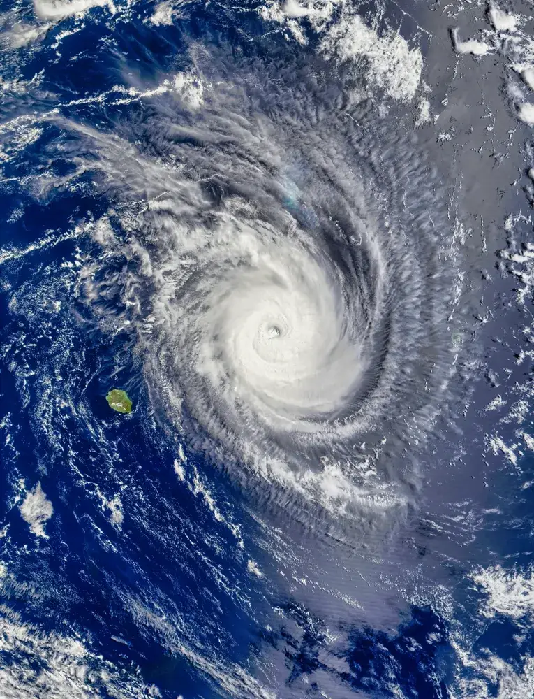 Cyclone approchant La Réunion, enjeu de résistance des panneaux solaires au vent