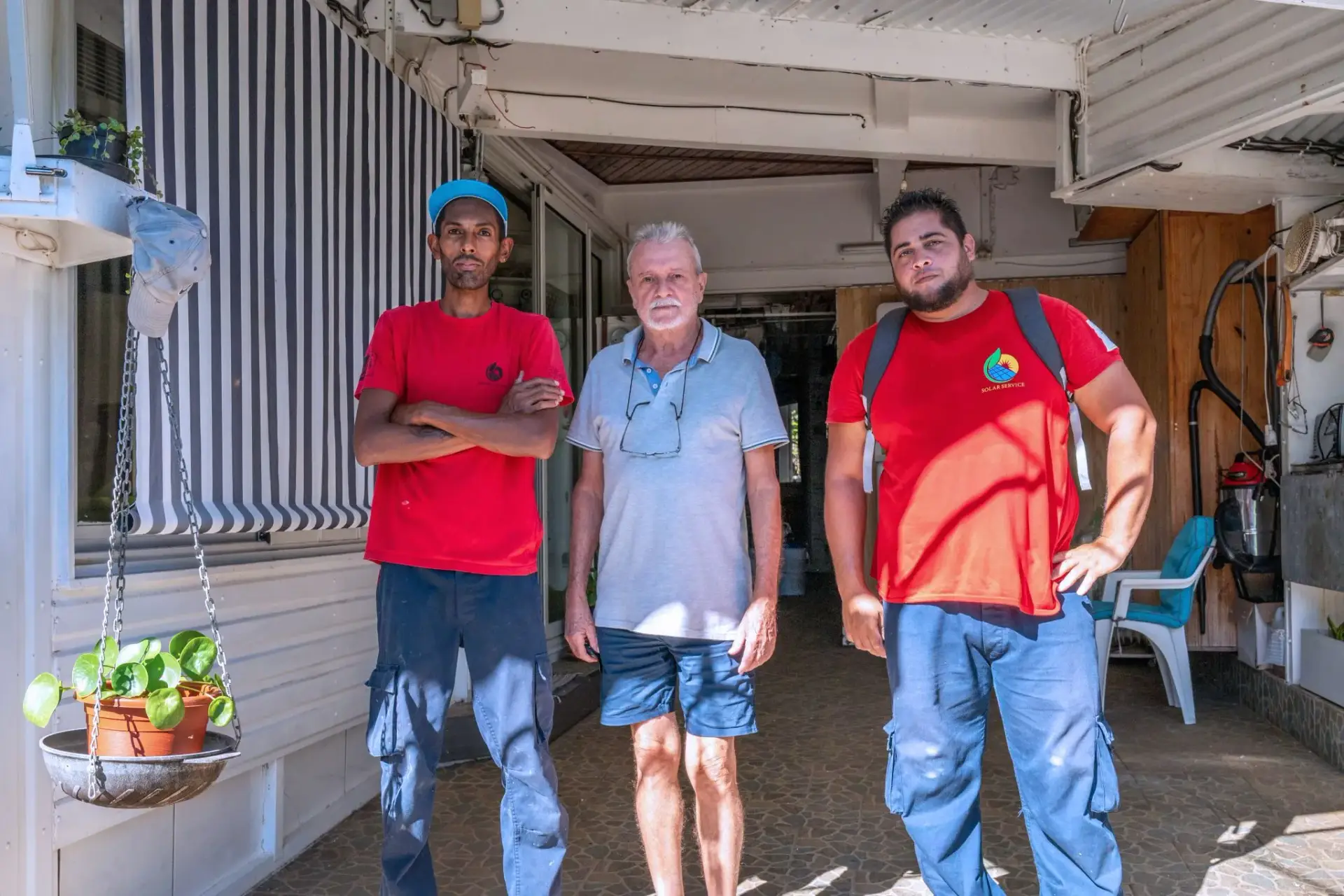 Équipe Solar Service avec un client après une installation photovoltaïque et batterie de stockage à La Réunion