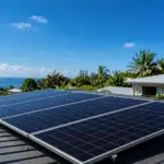 Conseiller Solar Service expliquant les étapes d'une installation de panneaux solaires à La Réunion
