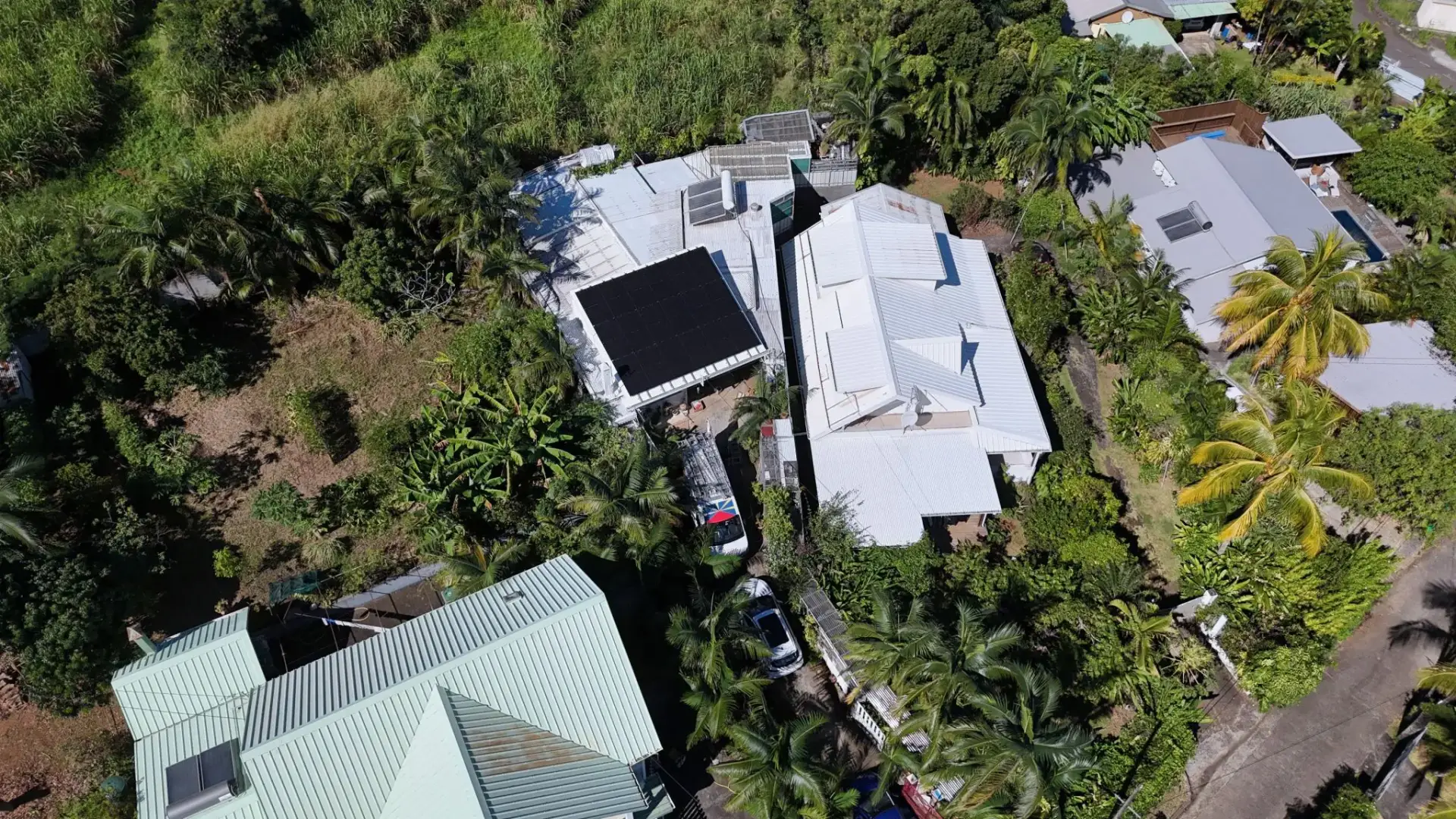 Vue aérienne de l'installation photovoltaïque 9 kWc réalisée par Solar Service à Petite-Île, La Réunion
