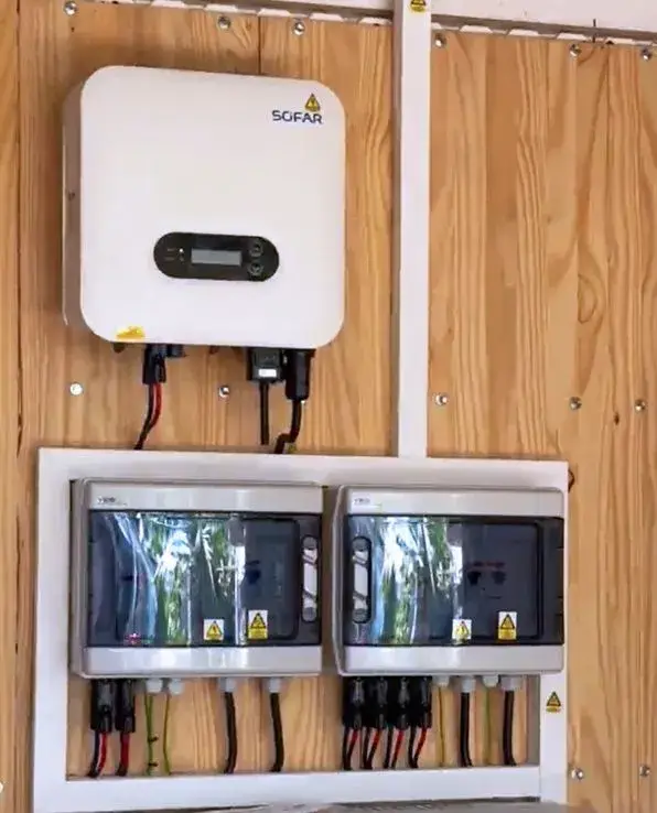 Onduleur hybride SOFAR et boîtiers de protection installés par Solar Service pour une centrale photovoltaïque résidentielle à La Réunion