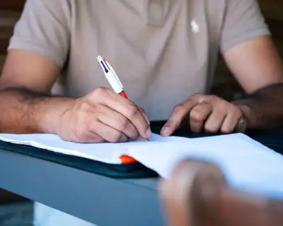 Chef d'entreprise réunionnais signant son contrat d'installation photovoltaïque professionnelle éligible à la défiscalisation outre-mer