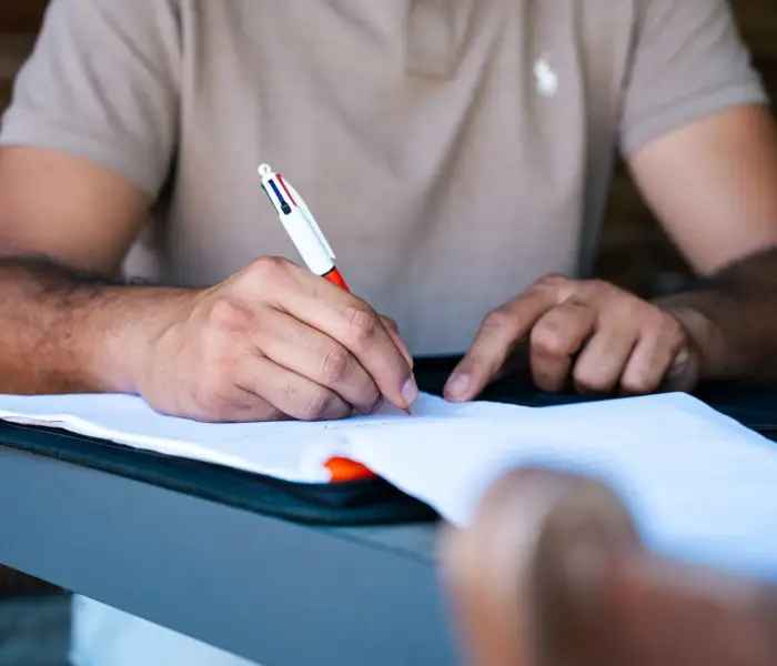 Chef d'entreprise réunionnais signant son contrat d'installation photovoltaïque professionnelle éligible à la défiscalisation outre-mer