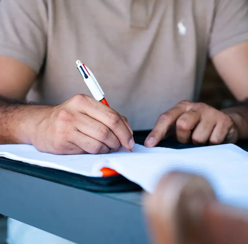 Chef d'entreprise réunionnais signant son contrat d'installation photovoltaïque professionnelle éligible à la défiscalisation outre-mer