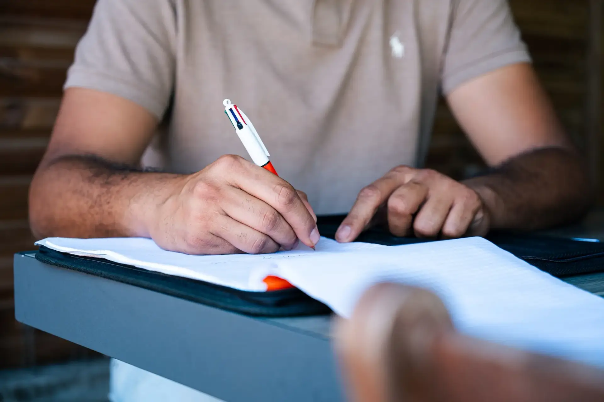 Chef d'entreprise réunionnais signant son contrat d'installation photovoltaïque professionnelle éligible à la défiscalisation outre-mer