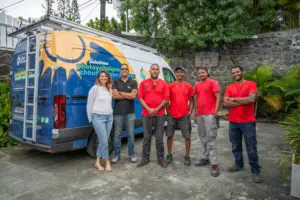 La cliente et l'équipe Solar Service réunie après l'installation solaire complète aux Avirons à La Réunion
