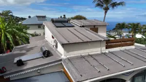 Pose des rails photovoltaïques et chauffe-eau solaire sur toiture en tôle aux Avirons à La Réunion