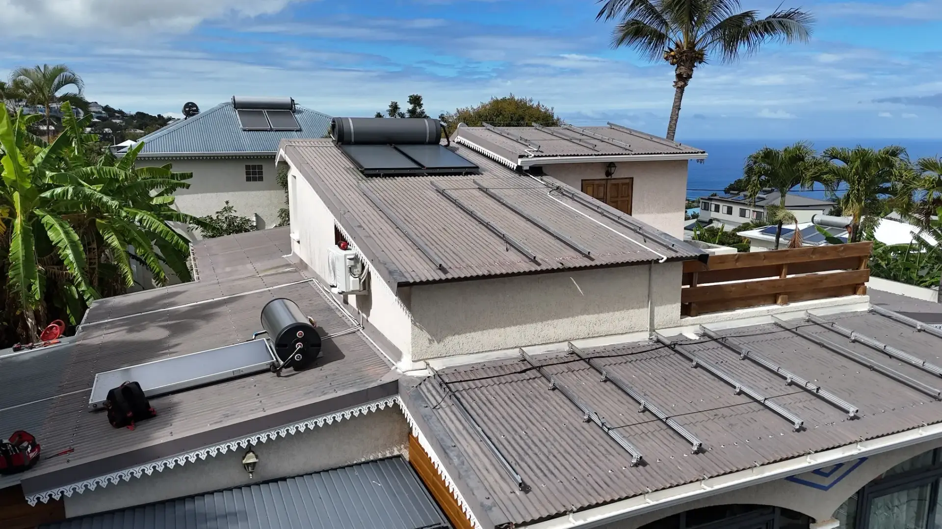 Chantier Solar Service aux Avirons : installation simultanée de panneaux photovoltaïques et de chauffe-eau solaire sur la même toiture à La Réunion