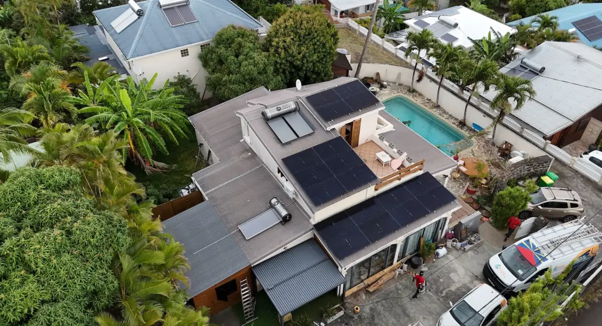 Vue aérienne de l'installation photovoltaïque 9 kW et des deux chauffe-eau solaires avec piscine aux Avirons à La Réunion
