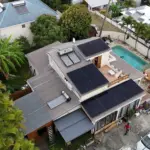 Vue aérienne de l'installation photovoltaïque 9 kW et des deux chauffe-eau solaires avec piscine aux Avirons à La Réunion