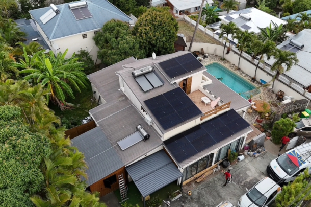 Vue aérienne de l'installation photovoltaïque 9 kW et des deux chauffe-eau solaires avec piscine aux Avirons à La Réunion