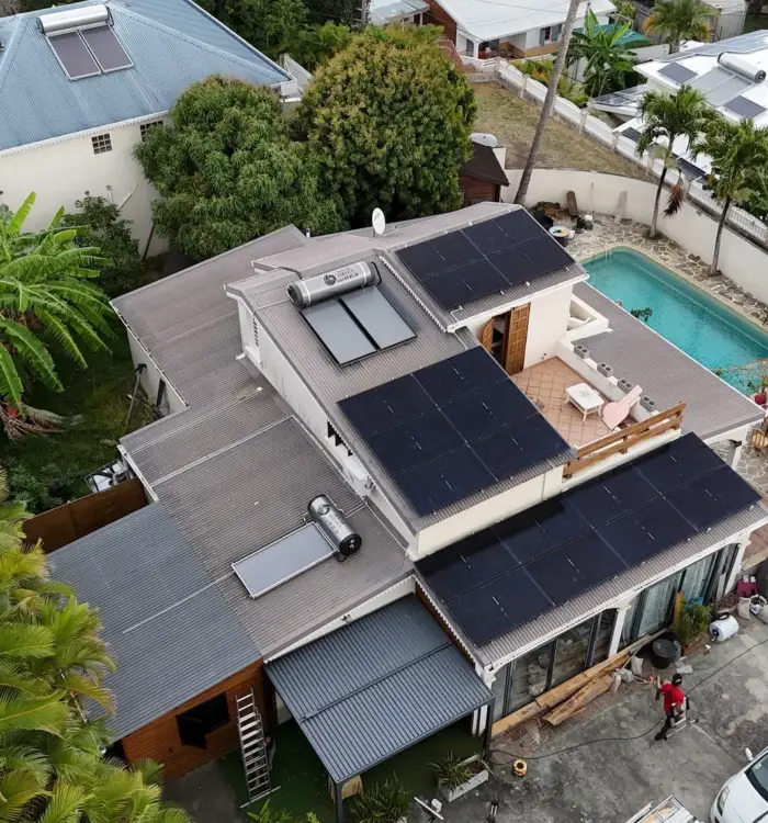 Vue aérienne de l'installation photovoltaïque 9 kW et des deux chauffe-eau solaires avec piscine aux Avirons à La Réunion