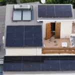 Vue aérienne d'une installation photovoltaïque 9 kWc et deux chauffe-eau solaires sur une maison avec piscine aux Avirons, La Réunion – Solar Service