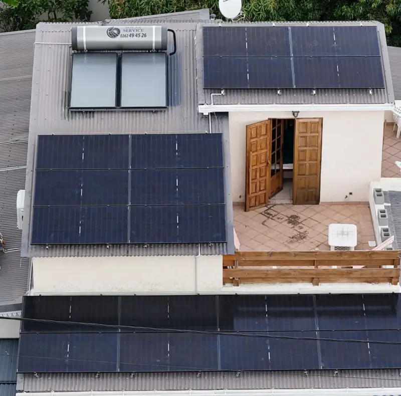 Vue aérienne d'une installation photovoltaïque 9 kWc et deux chauffe-eau solaires sur une maison avec piscine aux Avirons, La Réunion – Solar Service