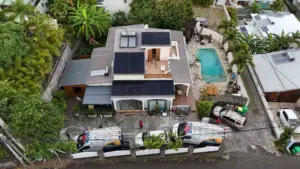Vue drone de la propriété aux Avirons avec installation photovoltaïque et chauffe-eau solaires sur toiture et piscine dans le jardin