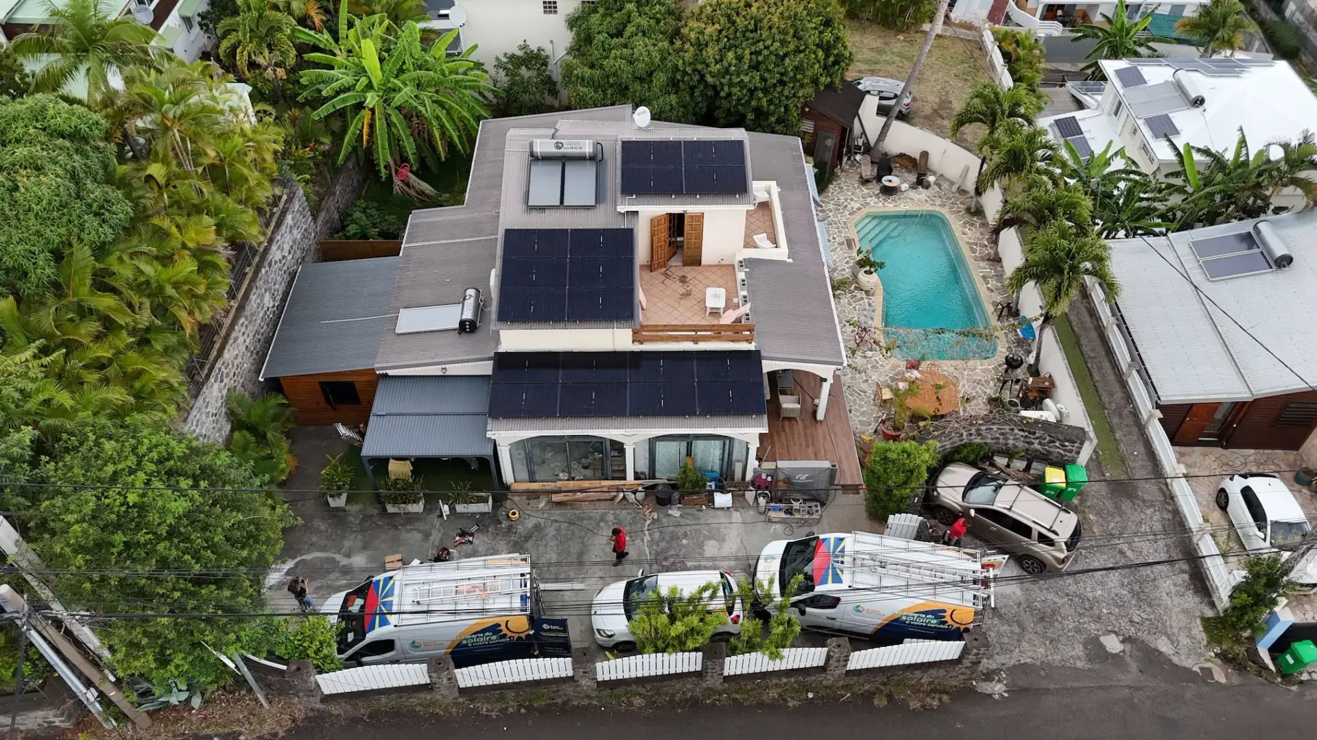 Installation solaire 9 kWc sur maison avec piscine aux Avirons à La Réunion, exemple de dimensionnement pour forte consommation