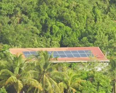 Panneau solaire installé à La Réunion éligible à la prime à l'autoconsommation EDF OA - Solar Service