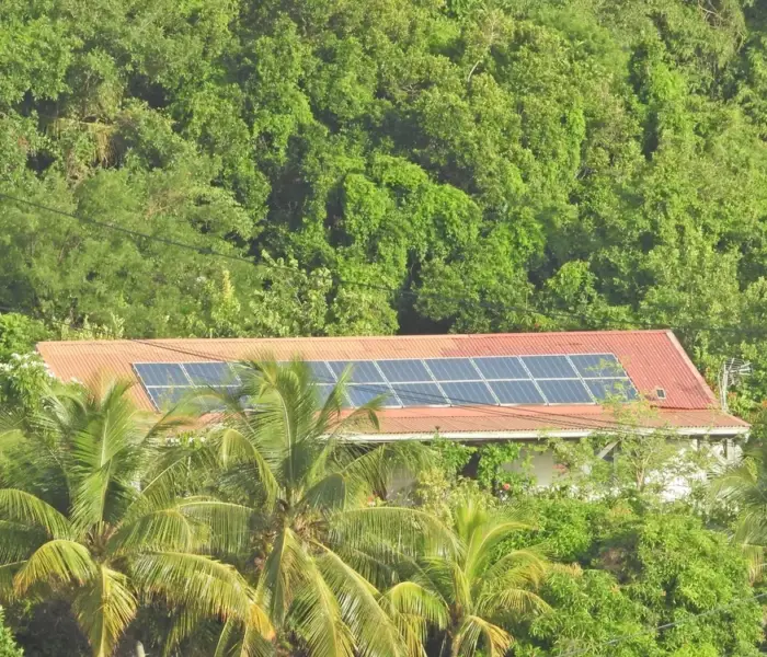 Panneau solaire installé à La Réunion éligible à la prime à l'autoconsommation EDF OA - Solar Service