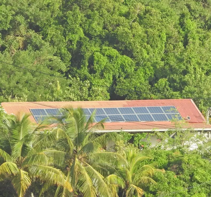 Panneau solaire installé à La Réunion éligible à la prime à l'autoconsommation EDF OA - Solar Service