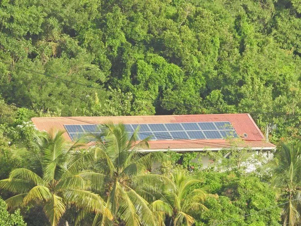 Panneau solaire installé à La Réunion éligible à la prime à l'autoconsommation EDF OA - Solar Service