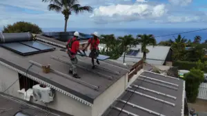 Techniciens Solar Service en sécurité posant un panneau photovoltaïque sur toiture aux Avirons à La Réunion