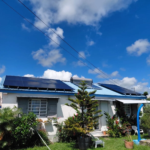 Installation de panneaux solaires sur une case créole avec toiture en tôle ondulée à La Réunion – Solar Service
