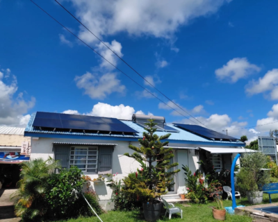 Installation de panneaux solaires sur une case créole avec toiture en tôle ondulée à La Réunion – Solar Service