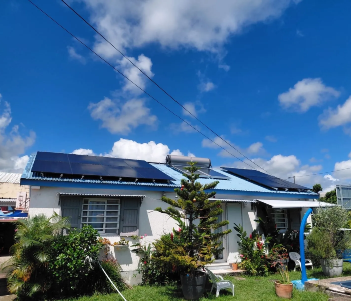 Installation de panneaux solaires sur une case créole avec toiture en tôle ondulée à La Réunion – Solar Service