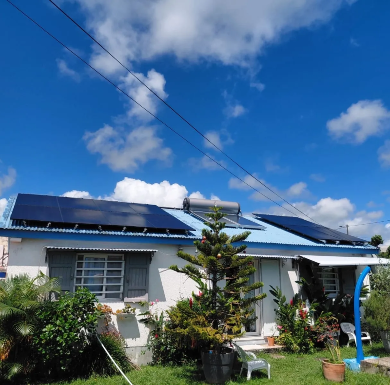 Installation de panneaux solaires sur une case créole avec toiture en tôle ondulée à La Réunion – Solar Service