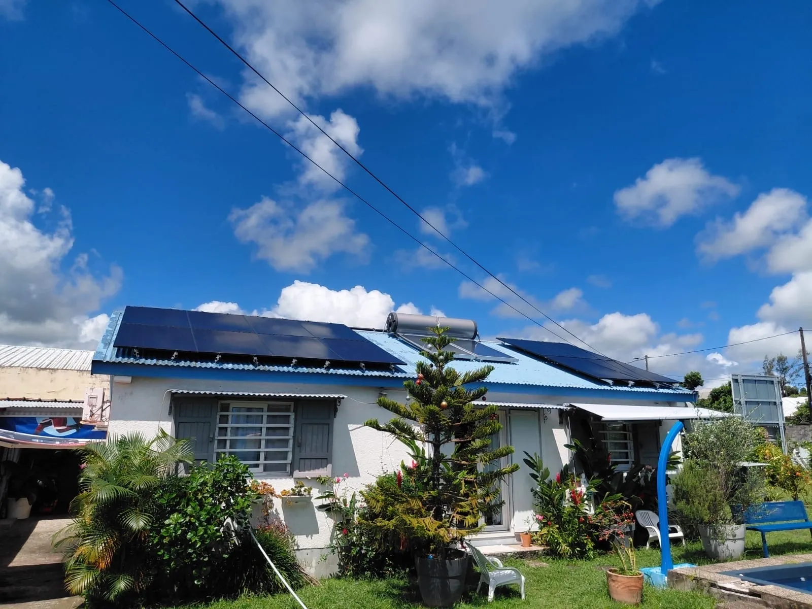 Installation de panneaux solaires sur une case créole avec toiture en tôle ondulée à La Réunion – Solar Service
