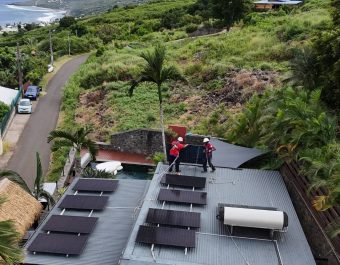 Etape d'une installation de panneaux photovoltaiques à La Réunion, vue littoral.