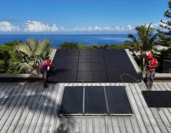 panneaux photovoltaïques installés sur toiture à La Réunion