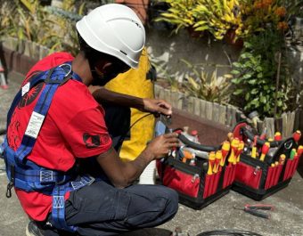 Technicien Solar Service préparant les outils et câbles